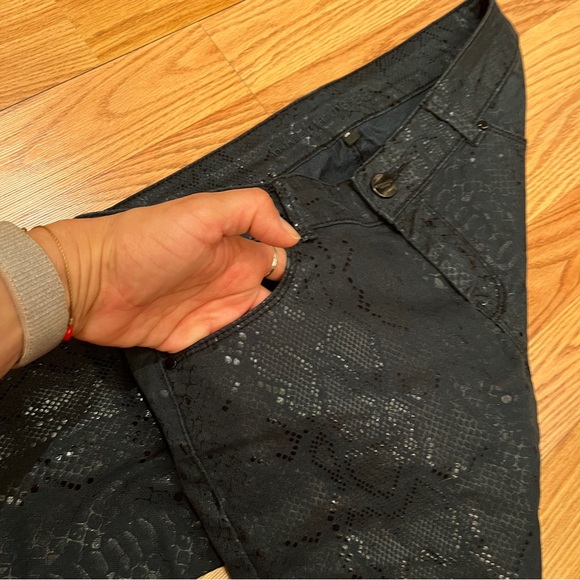 Hallhuber coated Dark Green Snakeskin animal print pants, size IT 38/US 2 or S - Picture 11 of 14